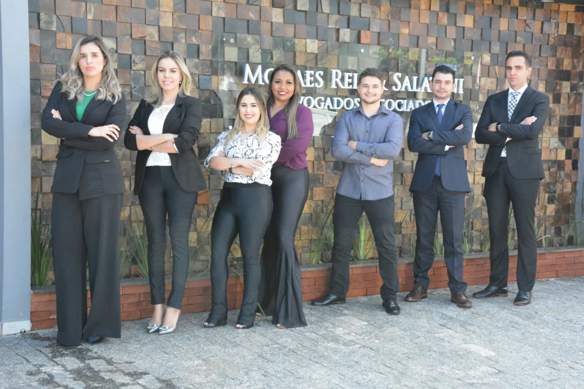 Registro fotográfico anterior da equipe do escritório Moraes, Reis & Salatini